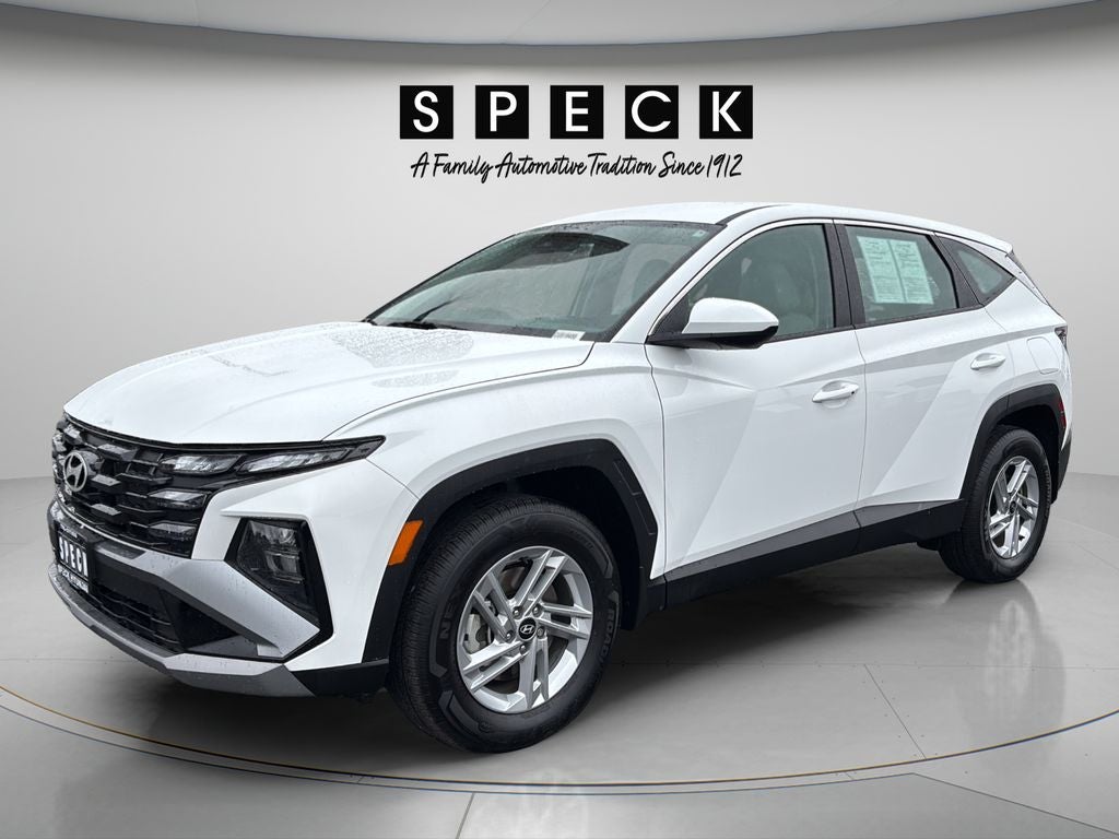 2025 Hyundai TUCSON SE in Serenity White Pearl — front three-quarter view